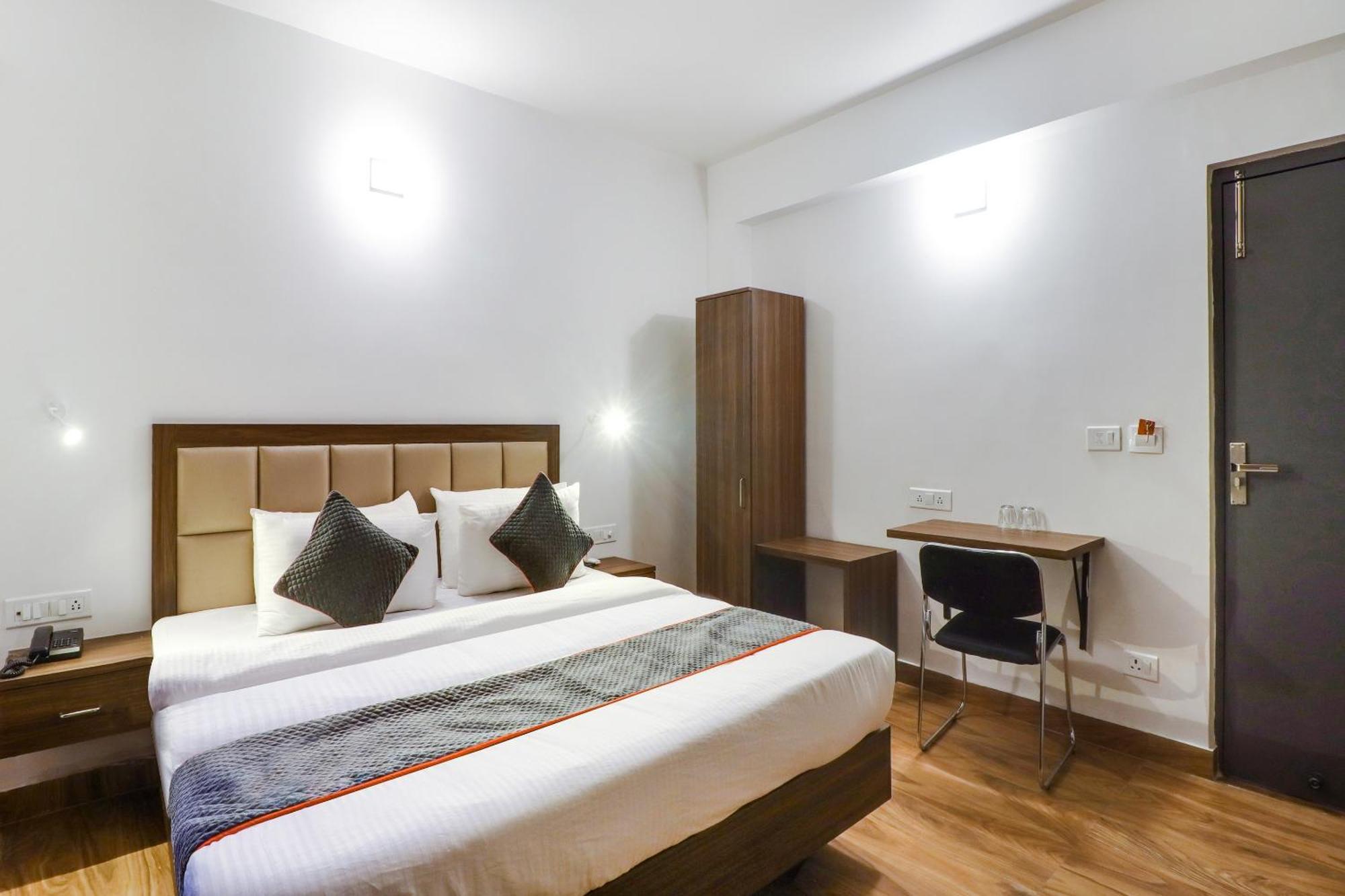 Townhouse Townhouse Clark Inn Патна Екстериор снимка
